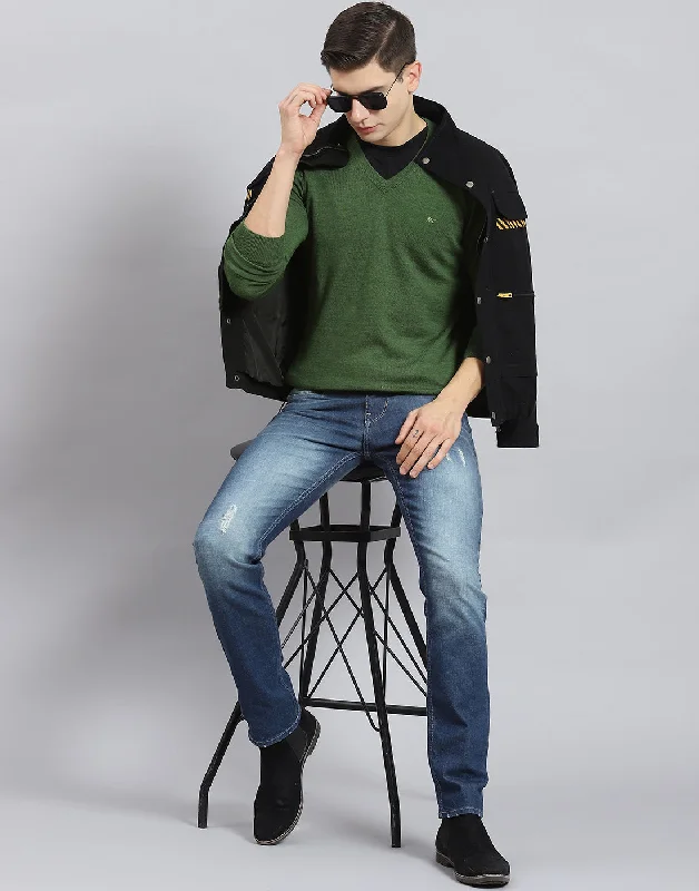 Relaxed Sporty Men Green Solid V Neck Full Sleeve Sweater